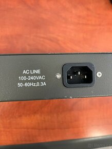 D-Link switch DES-1016D 16 portů - 4