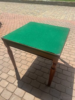 Šachy, ruleta, karty, dřevěný stůl. - 4