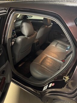 Vínový Chrysler 300c Touring. 3.5V6 183kw RWD - 4