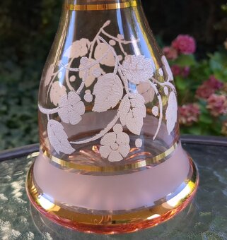 Skleněná růžová karafa se zlacením - 4