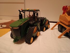 Bruder modely autojeřáb a pásový traktor - 4