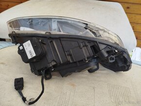 Levé přední světlo VOLVO XC 60 4D AWD r. 2015 - 4