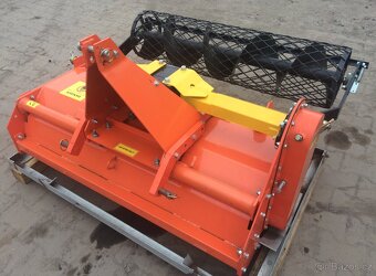 Trávníkový zakladač za traktor 105 - 4