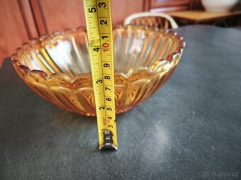 Stará miska z medového skla. - 4