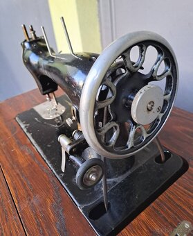 Starý šicí stroj - 4