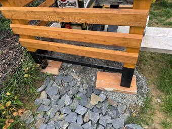 Stylový modřínový dřevník délka 3m - 4