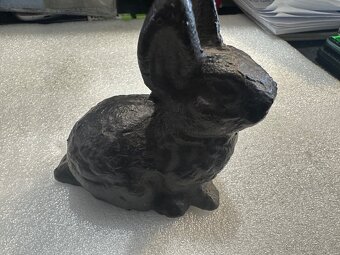 Prodám staré kovové sošky (miniatury) veverky a zajíčka - 4