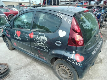 Peugeot 107 1.0 ( 1KR ) 50kW r.2012 černá na náhradní díly - 4