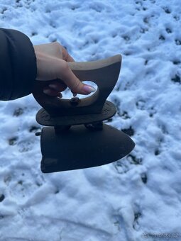 truhla, trakař, žehlička a cep - 4