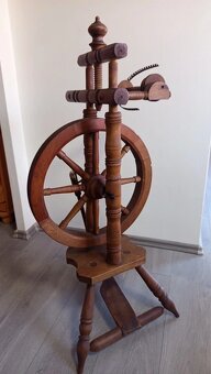 Starý dřevěný kolovrat - 4