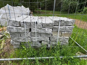 Prodám žulové obrubníky a kostky-vlastní odvoz z Tišnova - 4