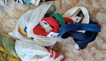 Nové zipy - 6 kg, stovky kusů různých délek a barev - 4