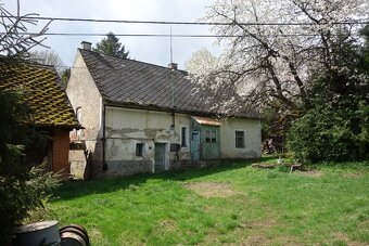 Stavební pozemek 2105m2 s chalupou, stodolou a potůčkem - 4