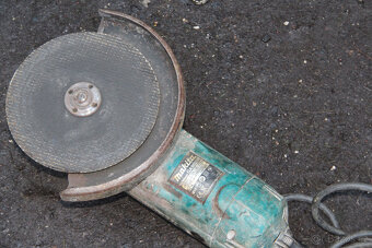 Úhlová bruska Makita GA9020R - 4