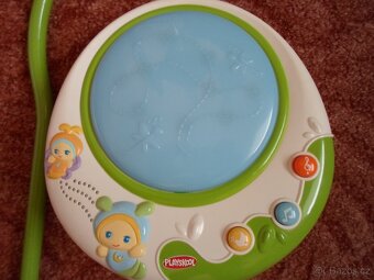 Playskool Kolotoč nad postýlku broučci, hraje a svítí - 4