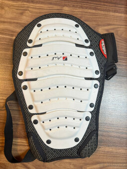 Dívčí lyže, lyžáky, hůlky, páteřák, přilba, brýle - 4