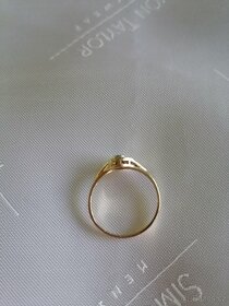 Zlatý prsten s diamanty a rubínem - 4