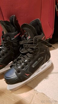 Prodám pánské lední brusle Attack 500 - U9 CROWNED - 4