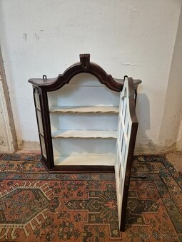 Stylová nástěnná vitrína - mahagon - 4