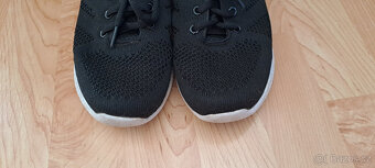 2x botasky zn. Umbro vel. 37, vn.stélka 23,5cm - téměř nové - 4