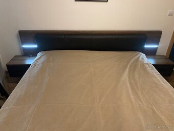 Manželská postel 180×200 s rošty, LED a nočními stolky - 4