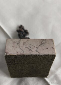 vintage kovová soška klauna na kamenném podstavci - 4