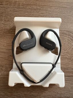 sluchátka Sony WALKMAN NWW-S413B černý - 4