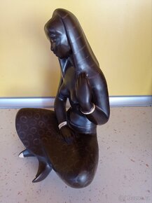 Soška sedící dívky Egypťanky od Forejtové - 4
