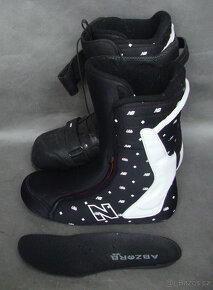 Boty na snowboard NEW BALANCE BLK WHT vel. 42 - 4