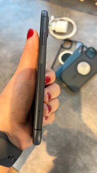 iPhone 11 64GB ideální - 4