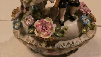 Porcelánová dóza zdobená chlapec s dívkou míšeň - 4