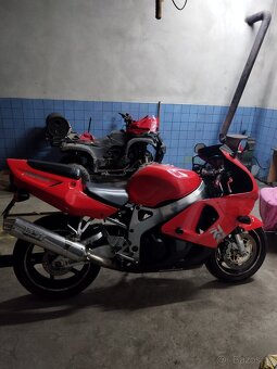 Honda CBR 900rr - 4