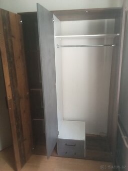 Šatní skříň třídveřová se zrcadlem - 4