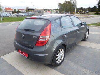 Hyundai i30 1.6 CRDi Style, 85 kW, Aut. Klima - 4
