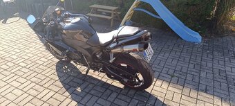 Yamaha R1 - 4