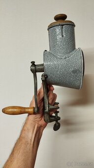 Velmi starý velký mlýnek na strouhanku  IDA - 4