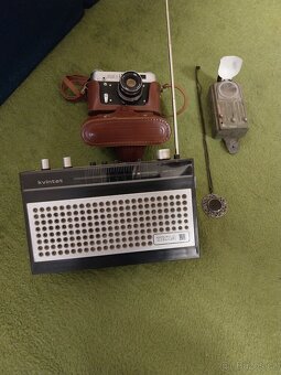 Prodám rádio, baterku,přívěšek,foťák. - 4