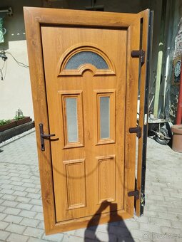PLASTOVÉ VCHODOVÉ DVEŘE - 4