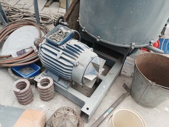 Stroj na výrobu briket ze slámy - 4