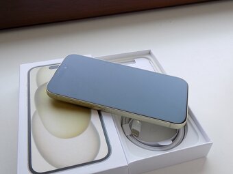 APPLE iPhone 15 256GB Yellow - ZÁRUKA - JAKO NOVÝ - 100% BAT - 4