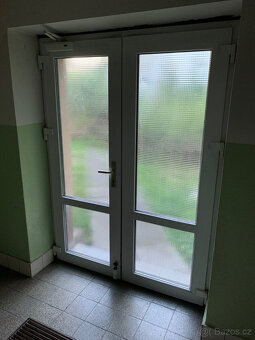 Prodáme 4 ks plastová okna v mezipatrech a 1 ks plastové vch - 4