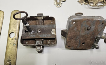 Staré mosazné štítky a zámky - 4