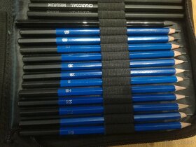 Penál s tužkami a pastelkami - 4