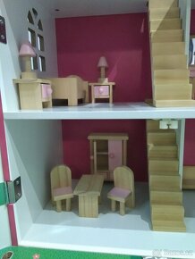 Domeček pro panenky s dřevěným nábytkem - 4