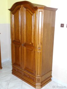 stylová dvoudveřovou šatní skříň - 4
