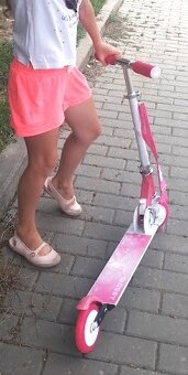 Růžová koloběžka Spokey Glossy skládací do 50 kg - 4