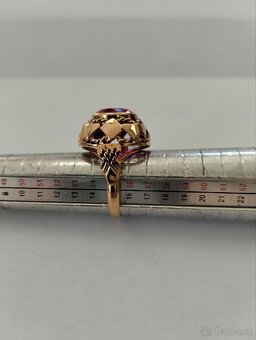 Zlatý prsten s růžovým kamenem - 4