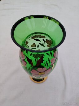 Zelená skleněná váza s květy - 4