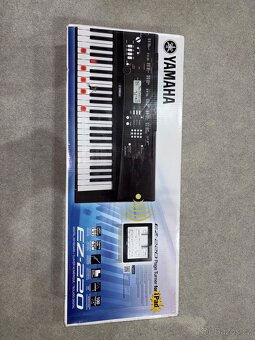 Yamaha EZ-220 – výukový keyboard s podsvícenými klávesami + - 4