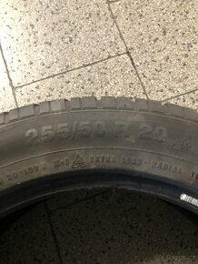 255/50/20 prodám 2 ks zimních  pneu - 4